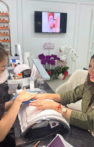 Mina Nails &amp; Beauty 