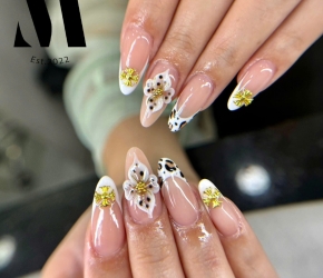 Mina Nails &amp; Beauty 